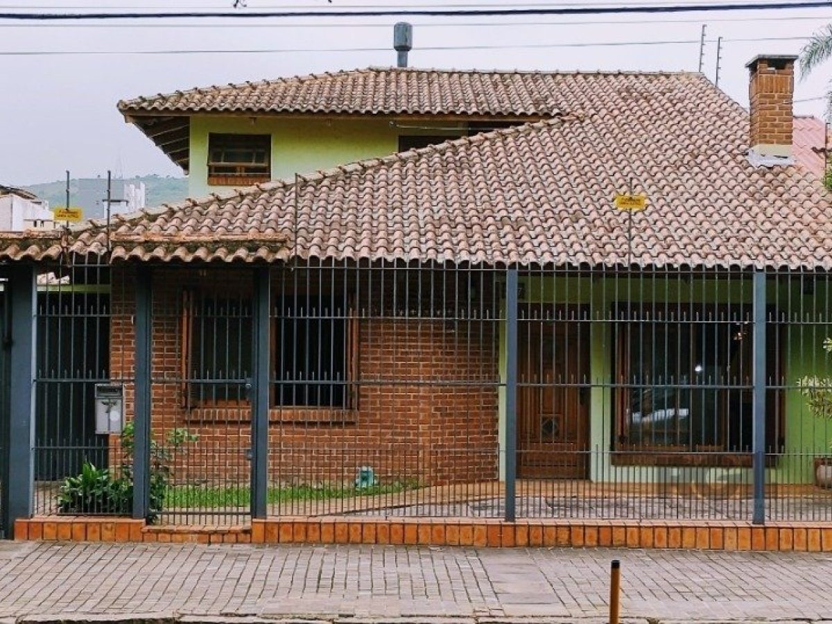 Casa à venda com 280m², 3 quartos, 2 suítes, 8 vagas no bairro Partenon em Porto Alegre - Foto 1