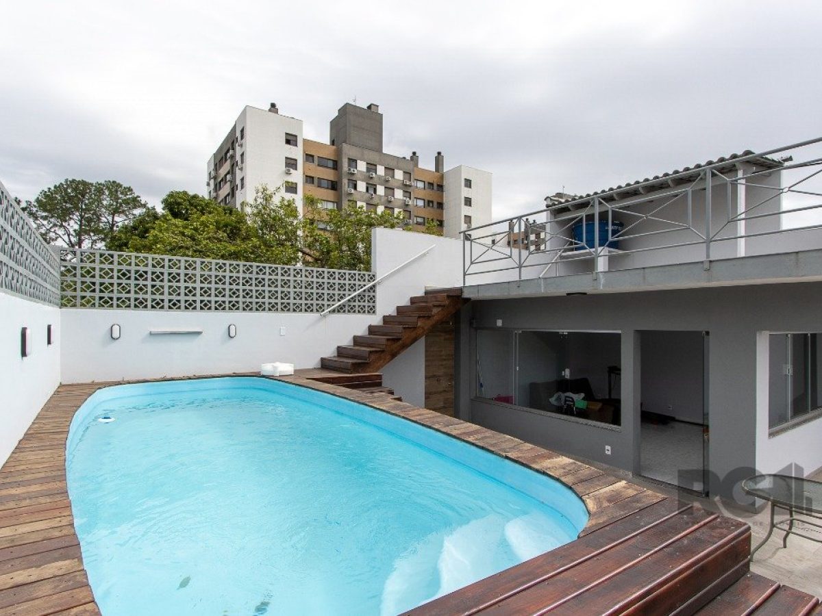 Casa à venda com 250m², 3 quartos, 1 suíte, 5 vagas no bairro Tristeza em Porto Alegre - Foto 1