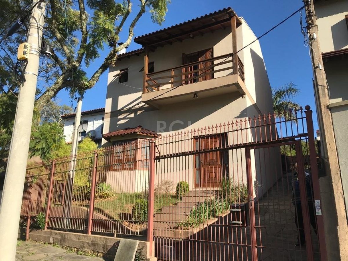 Casa à venda com 300m², 3 quartos, 1 suíte, 4 vagas no bairro Ipanema em Porto Alegre - Foto 1