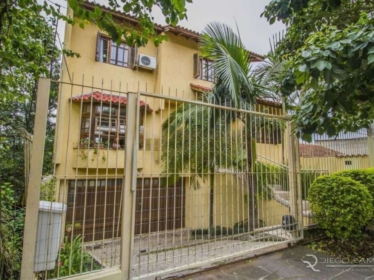 Casa à venda com 222m², 4 quartos, 1 suíte, 3 vagas no bairro Medianeira em Porto Alegre - Foto 1