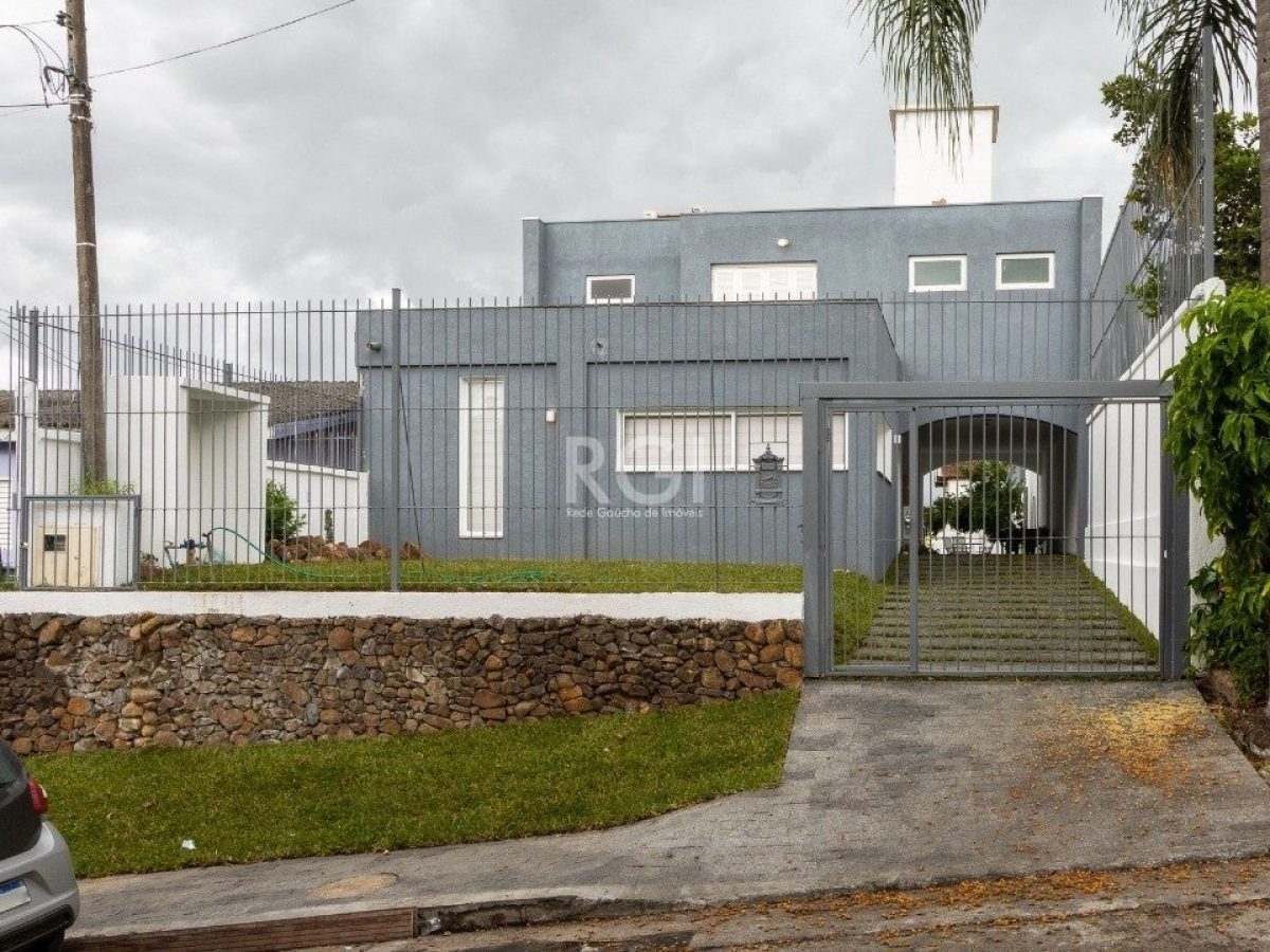 Casa à venda com 350m², 3 quartos, 1 suíte, 2 vagas no bairro Tristeza em Porto Alegre - Foto 1