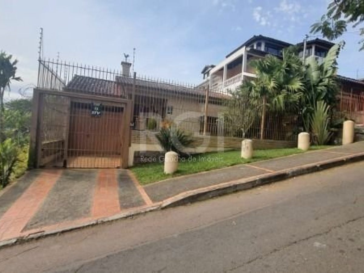 Casa à venda com 228m², 4 quartos, 3 suítes, 4 vagas no bairro Tristeza em Porto Alegre - Foto 1