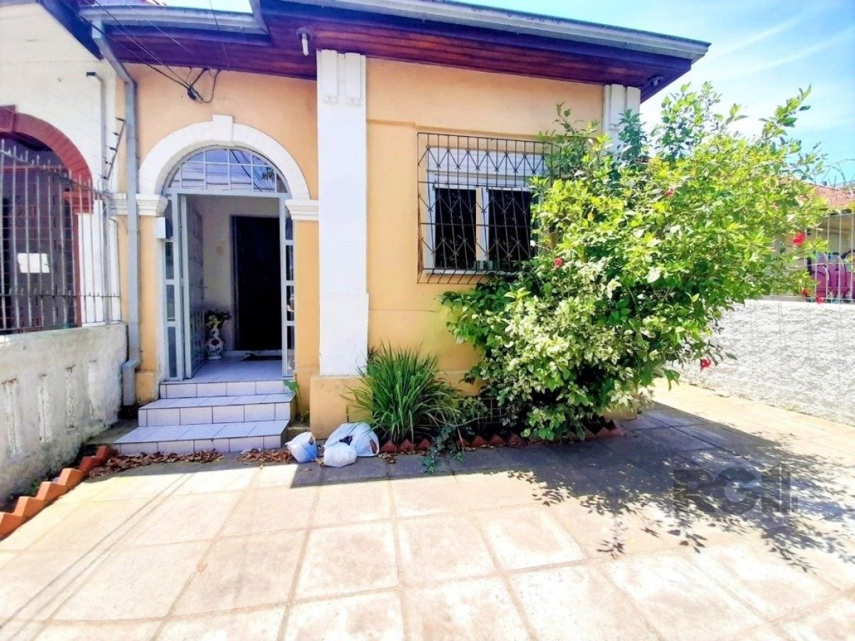 Casa à venda com 366m², 3 quartos, 2 vagas no bairro Medianeira em Porto Alegre - Foto 1