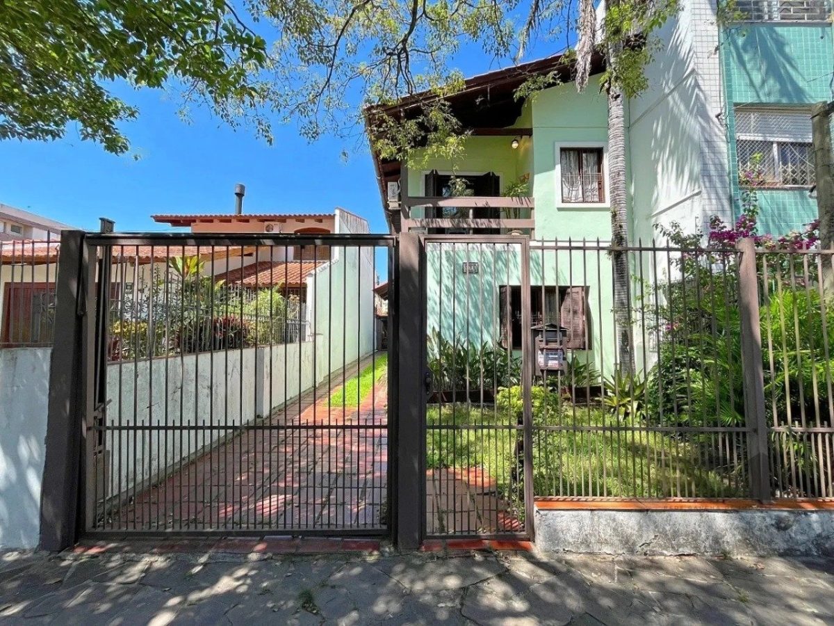 Casa à venda com 178m², 3 quartos, 1 suíte, 4 vagas no bairro Santana em Porto Alegre - Foto 1