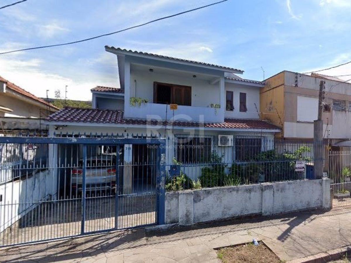 Casa à venda com 270m², 4 quartos, 1 suíte, 5 vagas no bairro Partenon em Porto Alegre - Foto 1