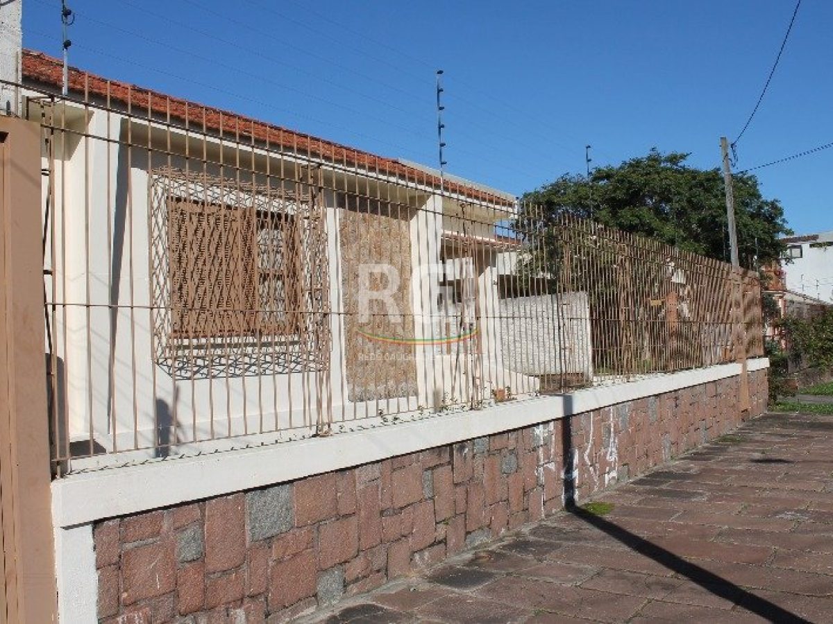 Casa à venda com 220m², 4 quartos, 9 vagas no bairro Cristal em Porto Alegre - Foto 1