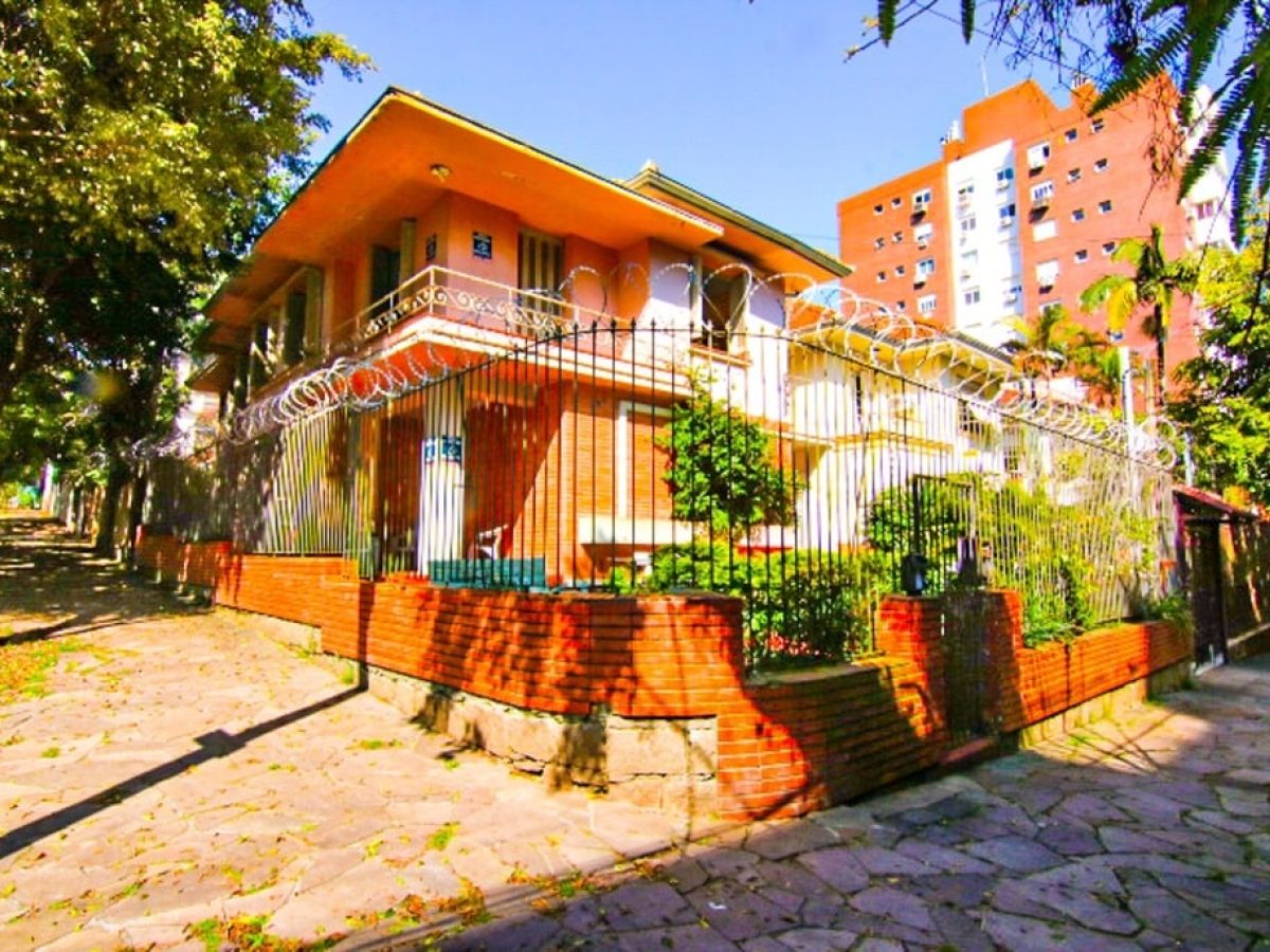 Casa à venda com 340m², 4 quartos, 1 suíte, 2 vagas no bairro Petrópolis em Porto Alegre - Foto 1