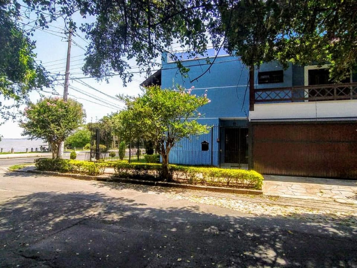 Casa à venda com 248m², 3 quartos, 1 suíte, 2 vagas no bairro Ipanema em Porto Alegre - Foto 1