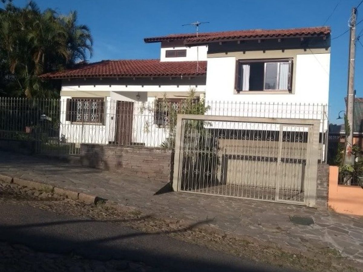 Casa à venda com 336m², 4 quartos, 2 suítes, 4 vagas no bairro Partenon em Porto Alegre - Foto 1