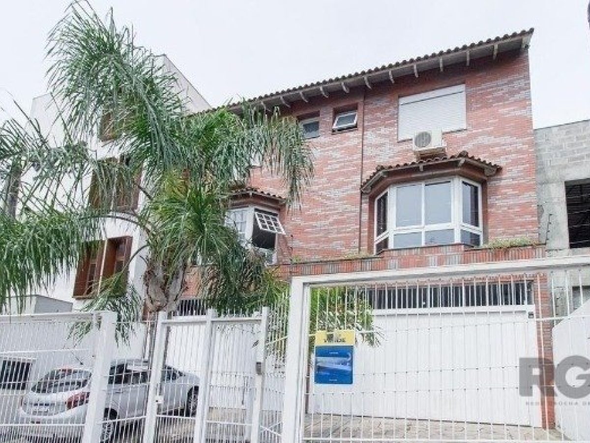 Casa à venda com 157m², 3 quartos, 1 suíte, 4 vagas no bairro Chácara das Pedras em Porto Alegre - Foto 1