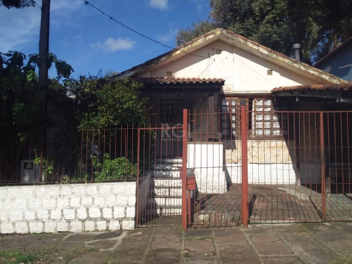 Casa à venda com 176m², 4 quartos, 1 suíte, 2 vagas no bairro Medianeira em Porto Alegre - Foto 1