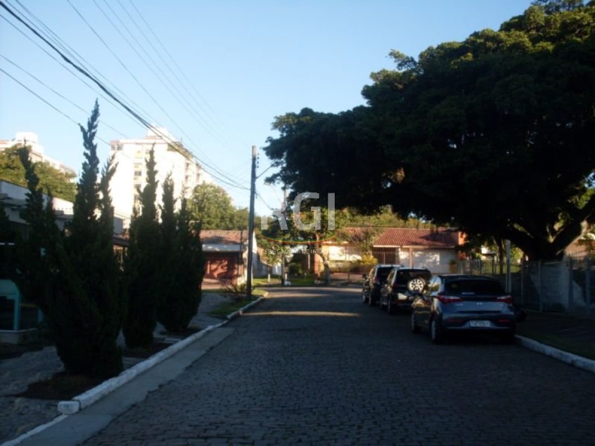 Casa à venda com 200m², 4 quartos, 1 suíte, 4 vagas no bairro Jardim Lindóia em Porto Alegre - Foto 1