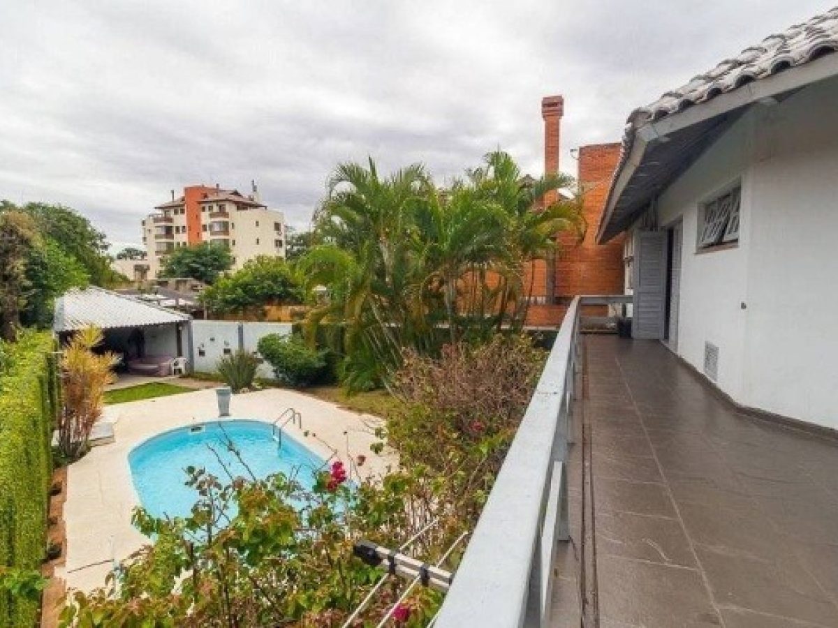 Casa à venda com 270m², 4 quartos, 1 suíte, 5 vagas no bairro Ipanema em Porto Alegre - Foto 1