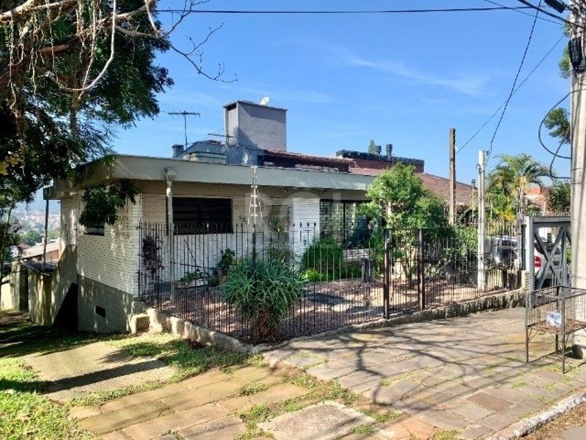 Casa à venda com 200m², 3 quartos, 1 suíte, 1 vaga no bairro Jardim do Salso em Porto Alegre - Foto 1