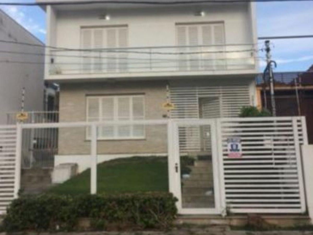 Casa à venda com 100m², 4 quartos, 1 suíte, 3 vagas no bairro Medianeira em Porto Alegre - Foto 1