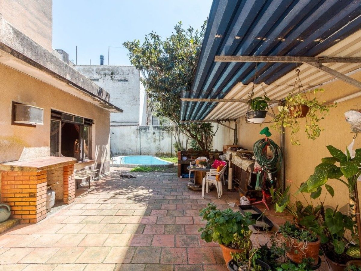 Casa à venda com 262m², 3 quartos, 1 suíte, 4 vagas no bairro Santa Cecília em Porto Alegre - Foto 1