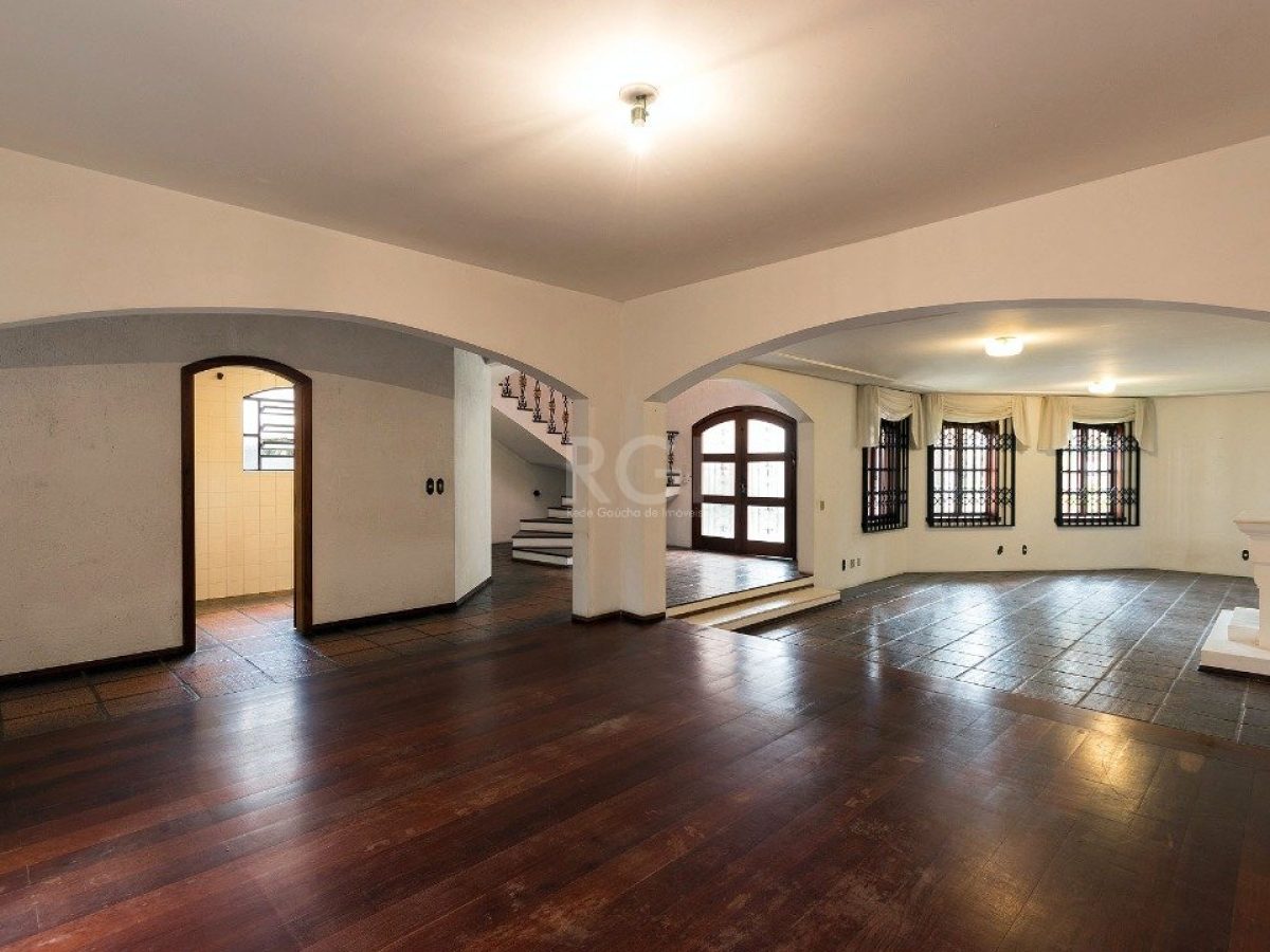 Casa à venda com 430m², 4 quartos, 1 suíte, 5 vagas no bairro Cristal em Porto Alegre - Foto 1