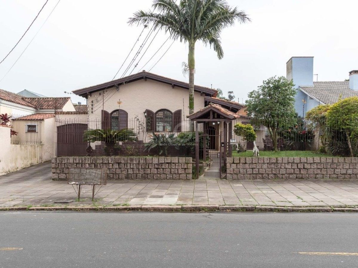 Casa à venda com 380m², 3 quartos, 1 suíte, 3 vagas no bairro Tristeza em Porto Alegre - Foto 1