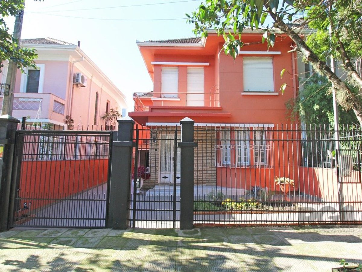 Casa à venda com 335m², 5 quartos, 1 suíte, 4 vagas no bairro Floresta em Porto Alegre - Foto 1