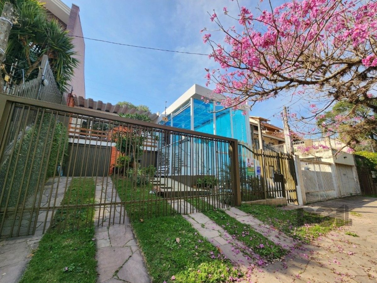 Casa à venda com 255m², 3 quartos, 1 suíte, 4 vagas no bairro Chácara das Pedras em Porto Alegre - Foto 1