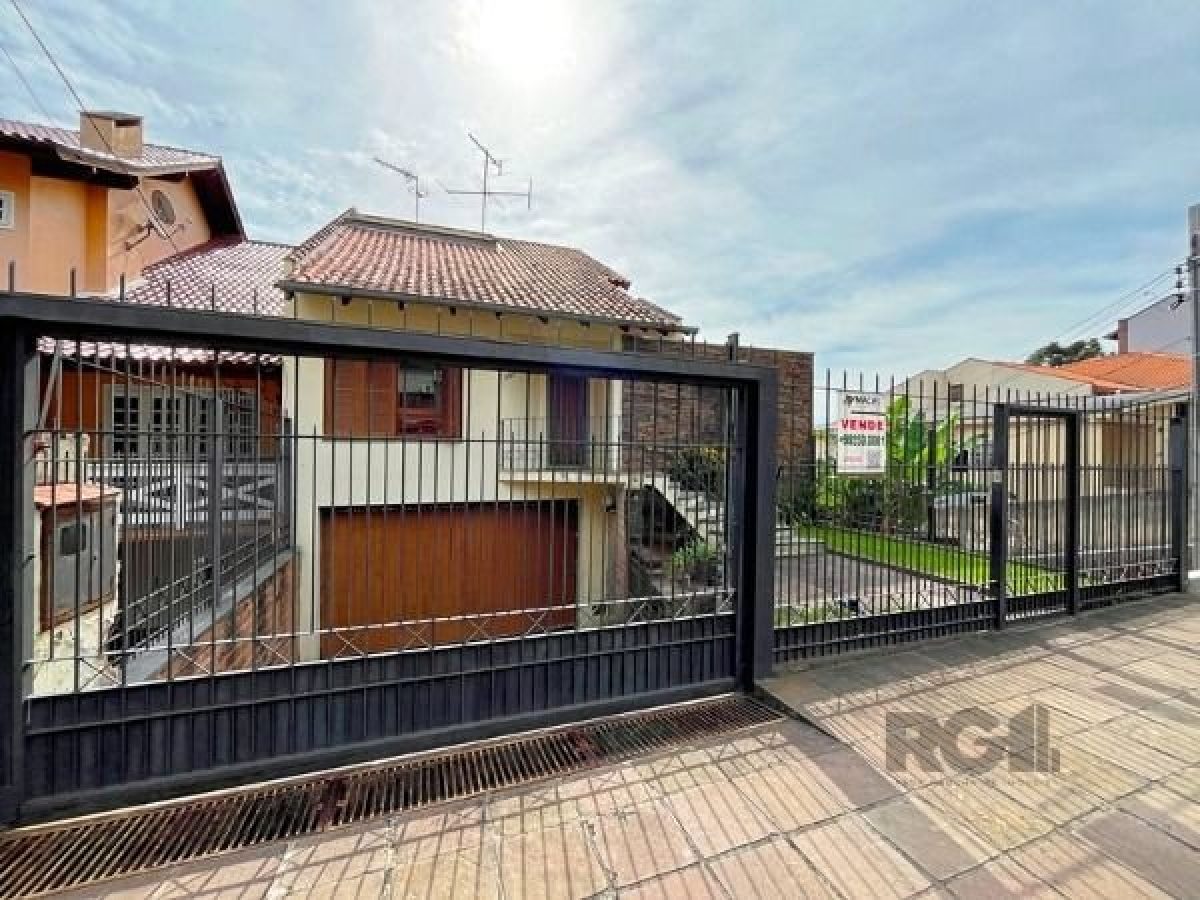 Casa à venda com 310m², 3 quartos, 1 suíte, 2 vagas no bairro Santo Antônio em Porto Alegre - Foto 1