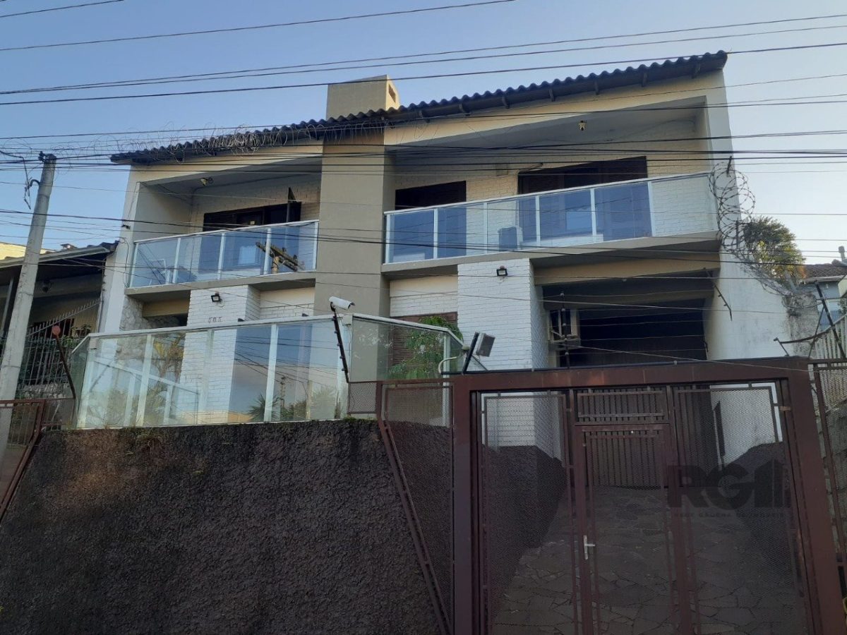 Casa à venda com 254m², 3 quartos, 1 suíte, 4 vagas no bairro Medianeira em Porto Alegre - Foto 1