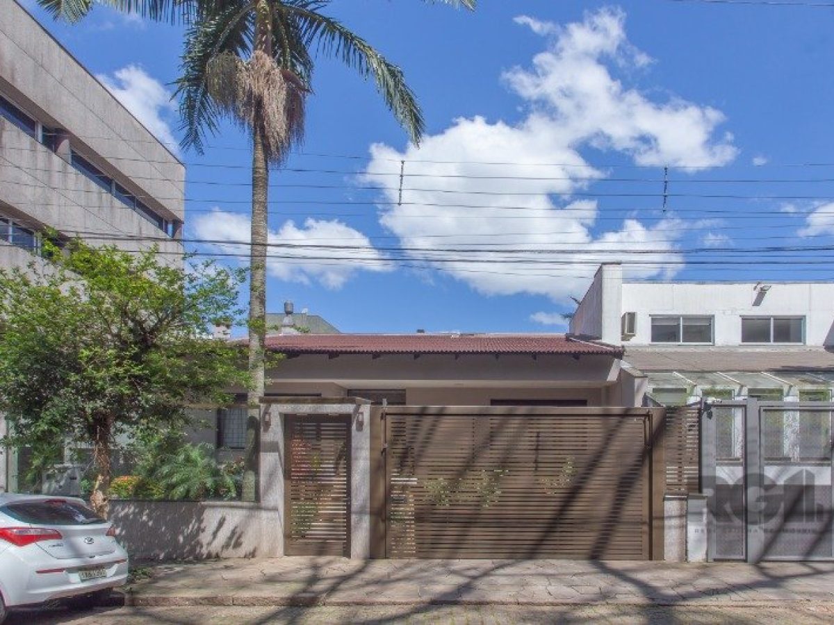 Casa à venda com 350m², 4 quartos, 1 suíte, 3 vagas no bairro Auxiliadora em Porto Alegre - Foto 1