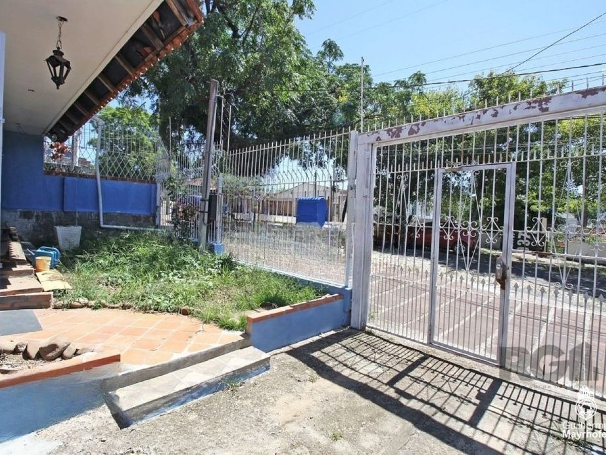 Casa à venda com 254m², 3 quartos, 1 suíte, 3 vagas no bairro Partenon em Porto Alegre - Foto 1