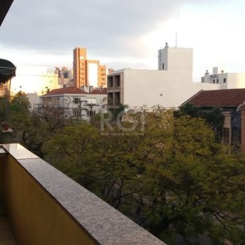 Casa à venda com 300m², 5 quartos, 1 suíte no bairro Bela Vista em Porto Alegre