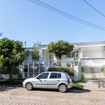 Casa à venda com 226m², 3 quartos, 1 suíte, 3 vagas no bairro Três Figueiras em Porto Alegre