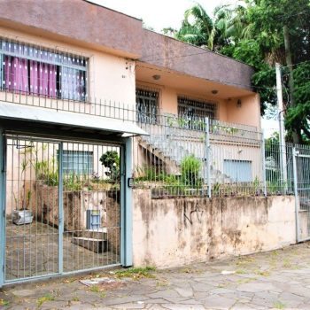 Casa à venda com 423m², 4 quartos, 1 suíte, 4 vagas no bairro Glória em Porto Alegre