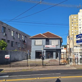 Casa à venda com 237m², 5 quartos, 8 vagas no bairro Azenha em Porto Alegre