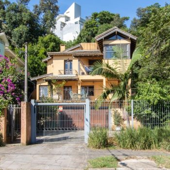 Casa à venda com 323m², 4 quartos, 1 suíte, 5 vagas no bairro Ipanema em Porto Alegre