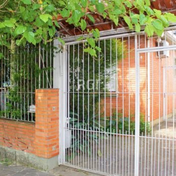 Casa à venda com 208m², 3 quartos, 1 vaga no bairro Partenon em Porto Alegre