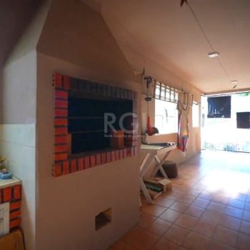 Casa à venda com 200m², 4 quartos, 1 vaga no bairro Jardim Carvalho em Porto Alegre