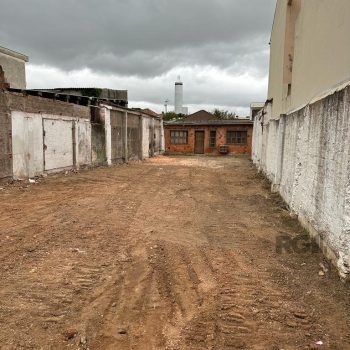 Depósito/Pavilhão à venda com 216m², 4 vagas no bairro São João em Porto Alegre