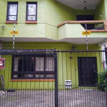 Casa à venda com 265m², 5 quartos, 2 suítes no bairro Floresta em Porto Alegre