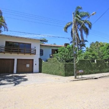 Casa à venda com 200m², 3 quartos, 1 suíte, 4 vagas no bairro Ipanema em Porto Alegre