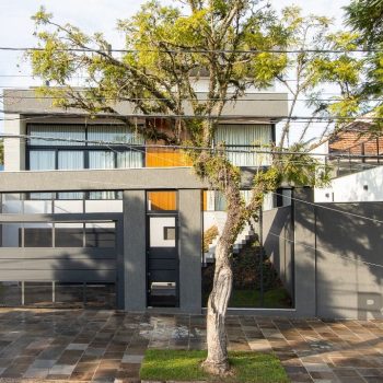 Casa à venda com 380m², 3 quartos, 3 suítes, 4 vagas no bairro Medianeira em Porto Alegre