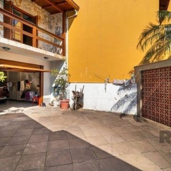 Casa à venda com 73m², 4 quartos, 1 suíte, 5 vagas no bairro Medianeira em Porto Alegre