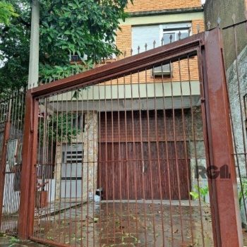 Casa à venda com 190m², 3 quartos, 4 vagas no bairro São Geraldo em Porto Alegre