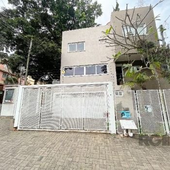 Casa à venda com 283m², 3 quartos, 1 suíte, 4 vagas no bairro Tristeza em Porto Alegre