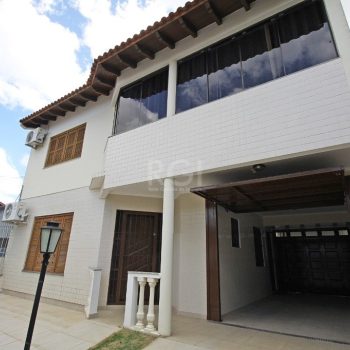 Casa à venda com 246m², 3 quartos, 2 suítes, 3 vagas no bairro Vila Ipiranga em Porto Alegre