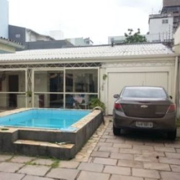 Casa à venda com 330m², 5 quartos, 1 suíte, 7 vagas no bairro Menino Deus em Porto Alegre