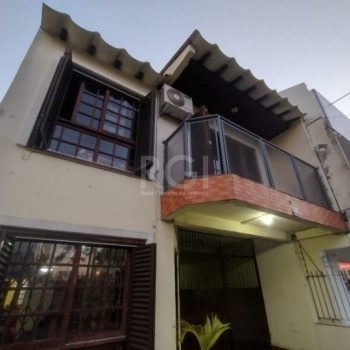 Casa à venda com 299m², 4 quartos, 2 vagas no bairro Santana em Porto Alegre