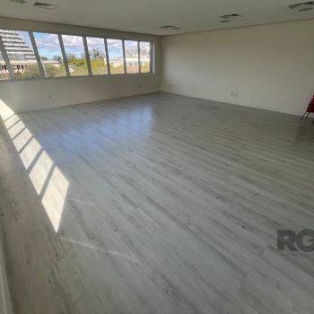 Conjunto/Sala à venda com 57m², 1 vaga no bairro Centro em Porto Alegre