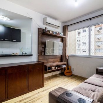 Apartamento à venda com 68m², 3 quartos, 1 suíte, 1 vaga no bairro Vila Ipiranga em Porto Alegre