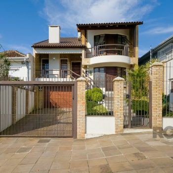 Casa à venda com 260m², 4 quartos, 2 suítes, 3 vagas no bairro Glória em Porto Alegre