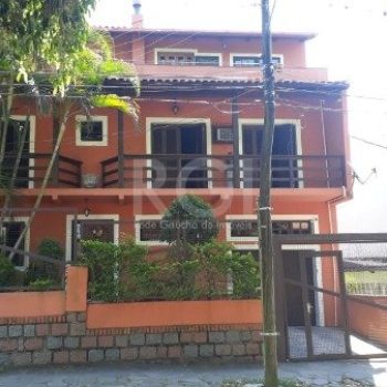 Casa à venda com 220m², 4 quartos, 1 suíte, 2 vagas no bairro Tristeza em Porto Alegre