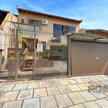 Casa à venda com 240m², 4 quartos, 2 suítes, 4 vagas no bairro Ipanema em Porto Alegre